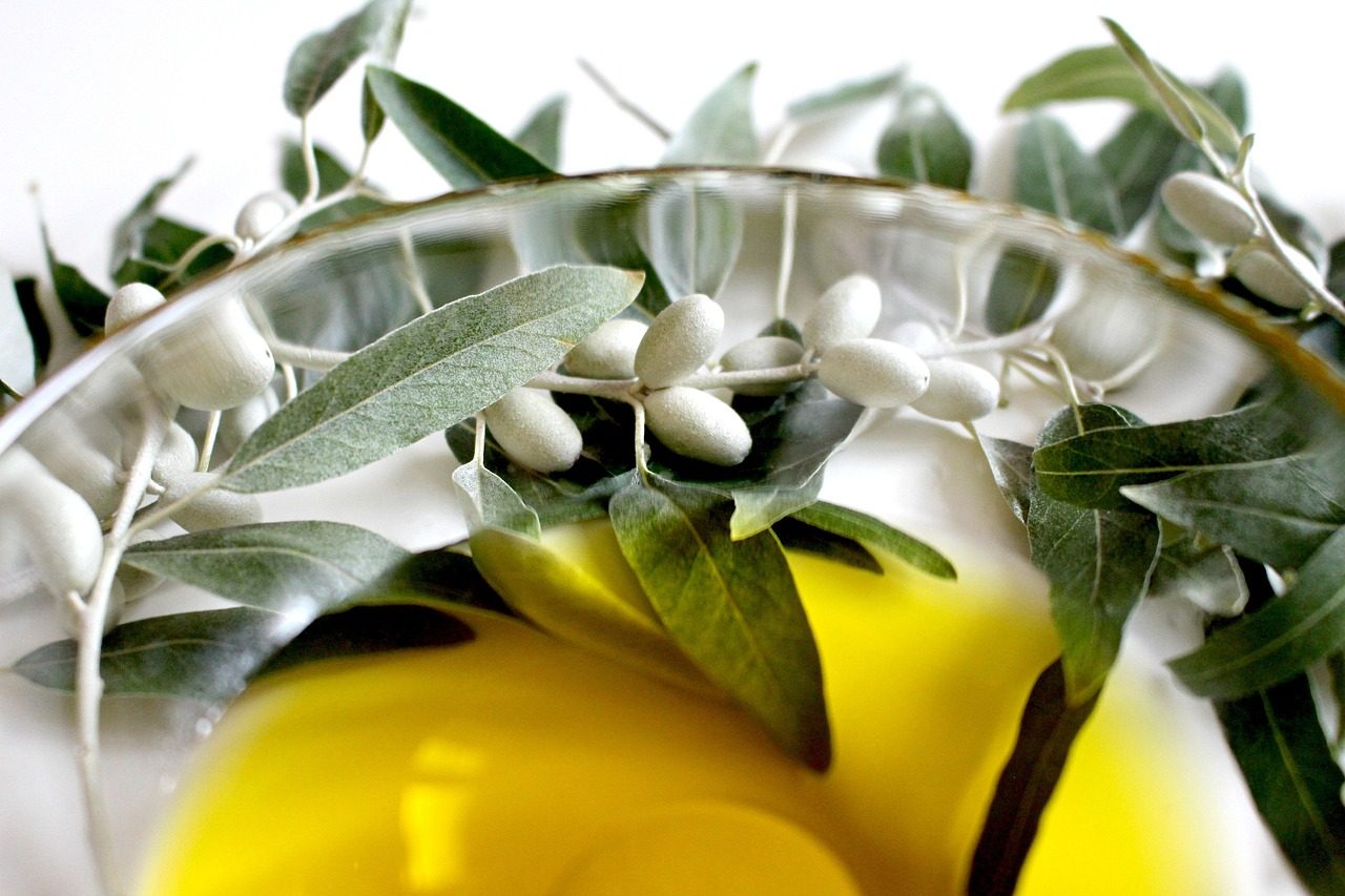 Φυσικό τοπίο με καταρράκτη και πράσινη βλάστηση